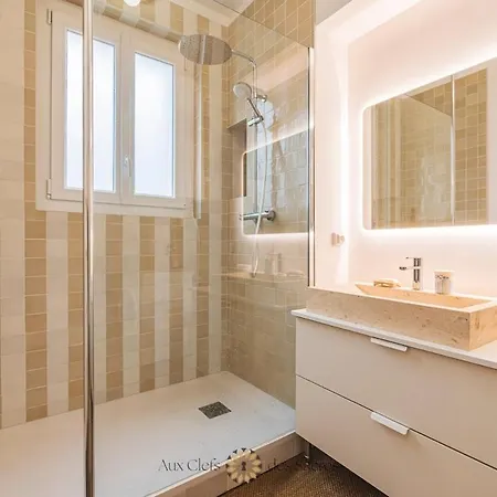 Chic Place Du Forum Terrasse Apartment *